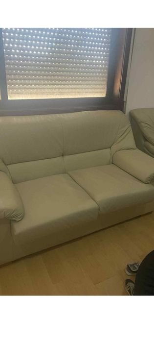 Dois sofás em  pele bege excelente estado um 1.75 outro 1.65 sem manch