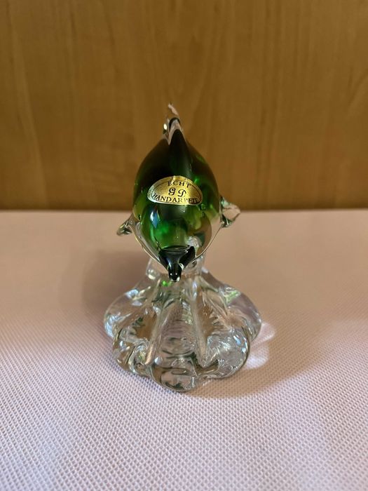 Szklany delfin GD zielony na fali