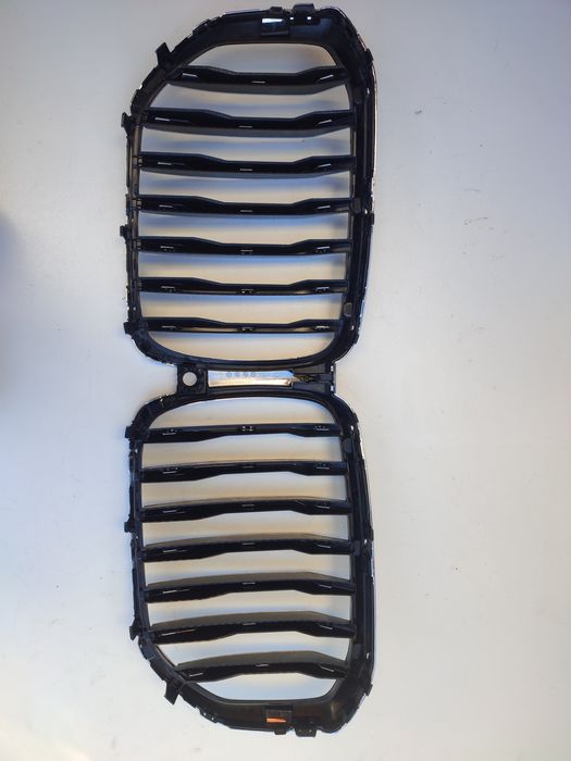 BMW X5 G05 nerki atrapa grill pod kamerkę
