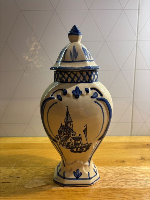 Zestaw holenderskich ręcznie malowanych wazonów