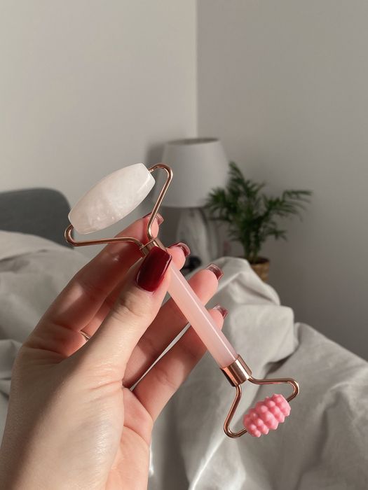 Roller do twarzy z kwarcu różowego