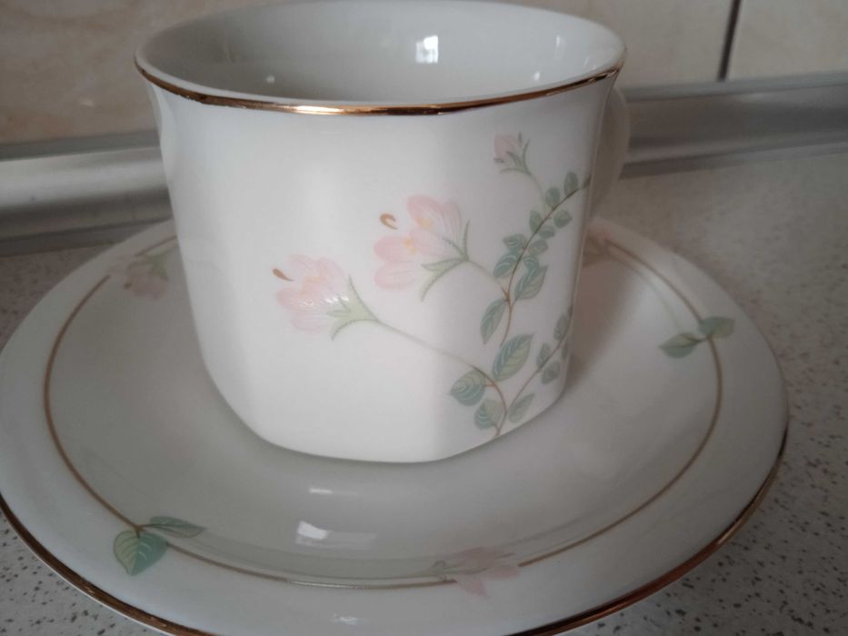 Filiżanki z talerzykami, komplet filiżanek porcelana 6 szt. PRL, retro