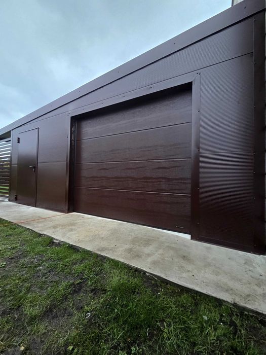 Garaż z płyty warstwowej