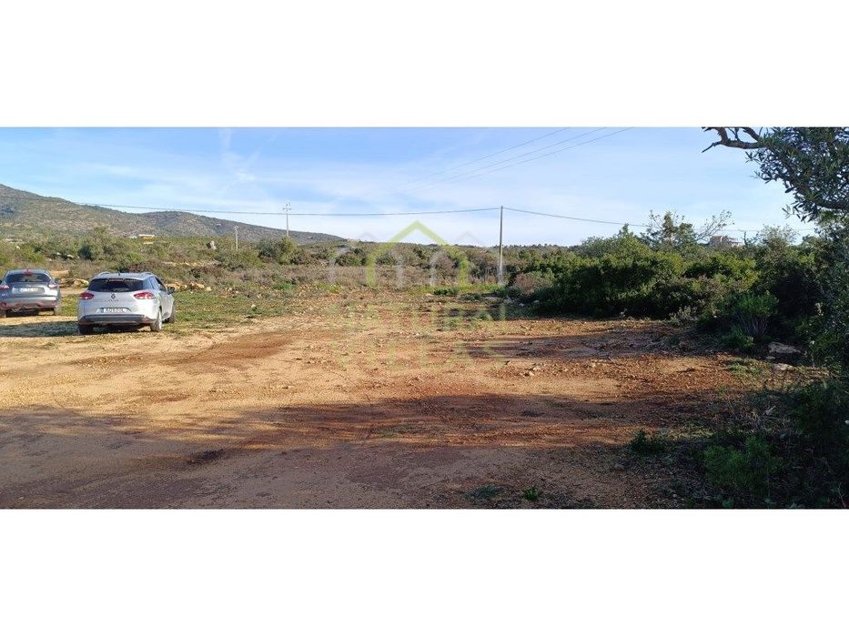 Terreno plano junto a estrada alcatroada em Quelfes, Olhão
