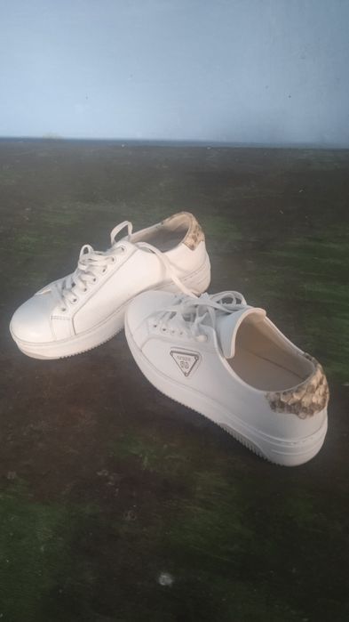 Білі жіночі туфллі