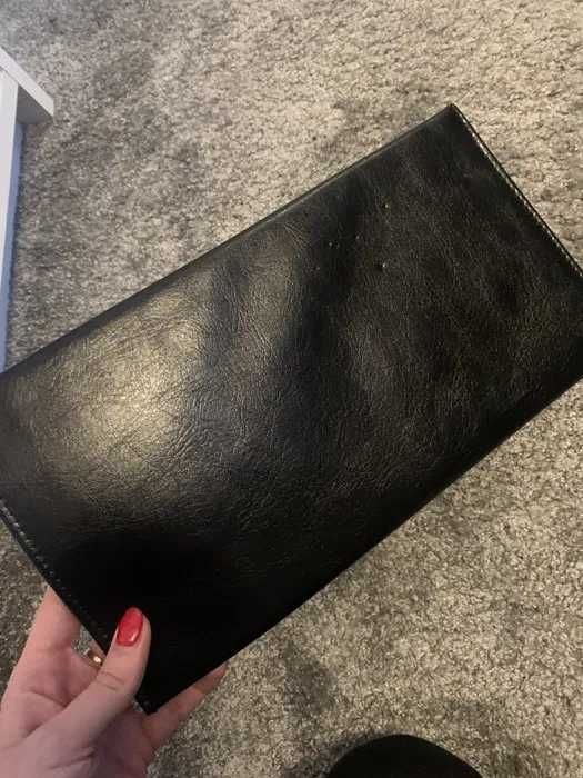 Modna torebka kopertówka do ręki czarna ćwieki