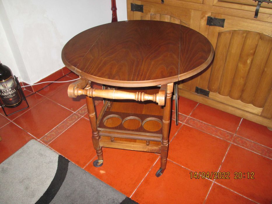 Carrinho de chá e Garrafeira em carvalho