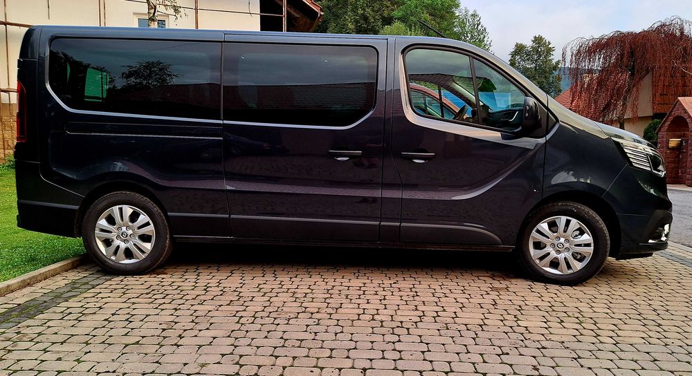Nowy Renault Trafic LONG 9 osobowy - Wynajem busów Lato 2026