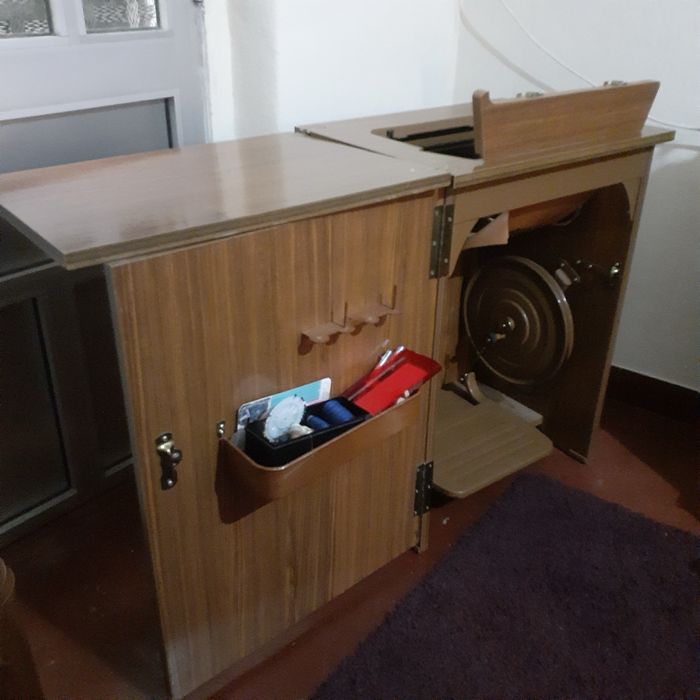 Maquina de costura “(Oliva )pronta à trabalhar