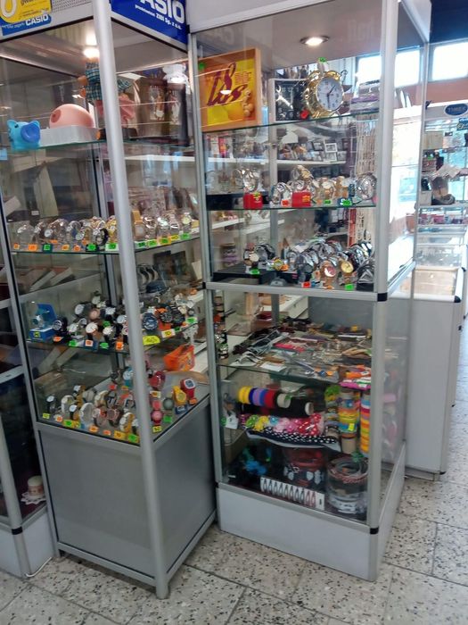 Regały i gabloty