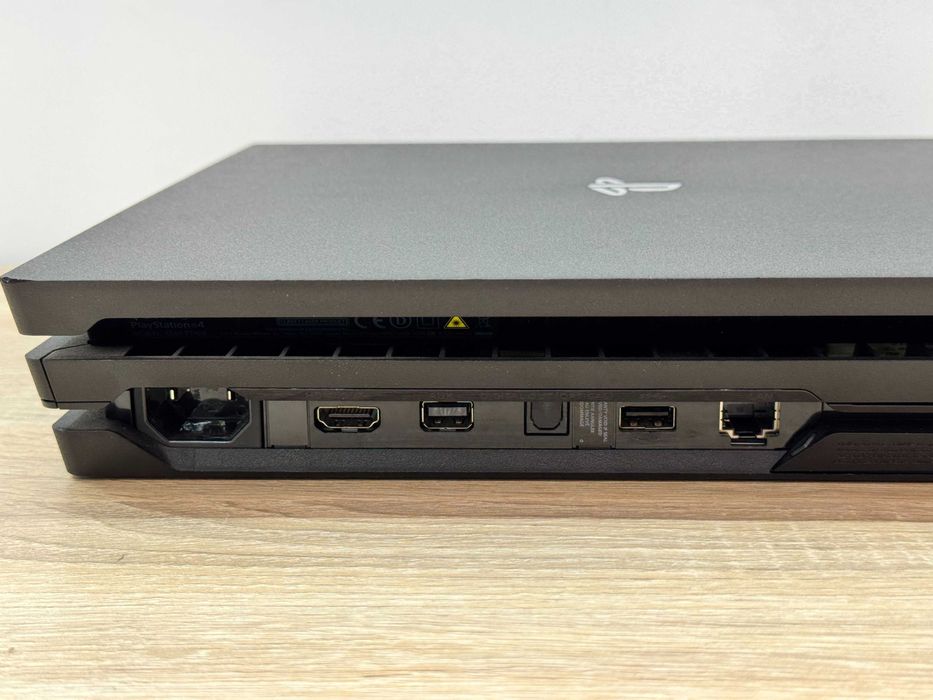 Konsola Playstation 4 pro 1tb + pad