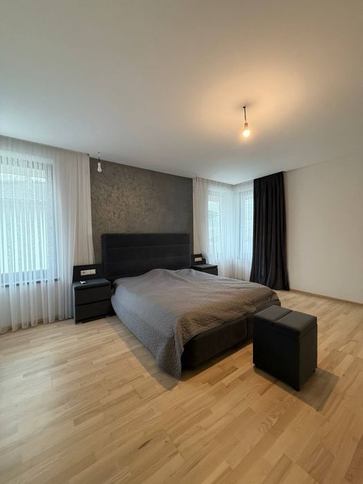 Продаж будинку з басейном та видом