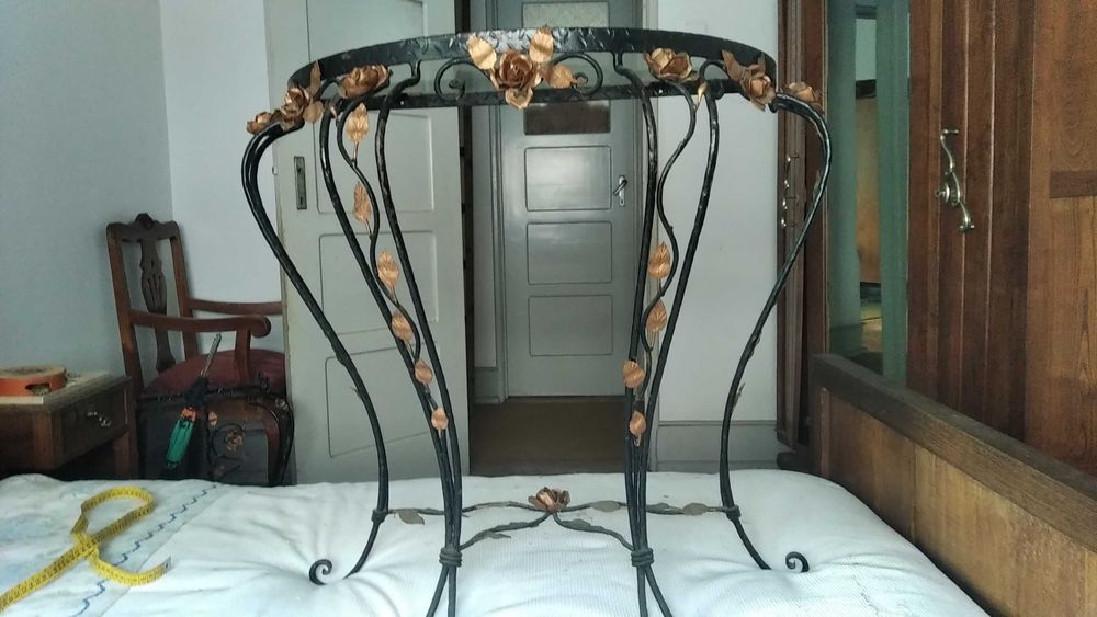 Mesa branca Varias peças em ferro fundido: mesa em meia lua, espelho