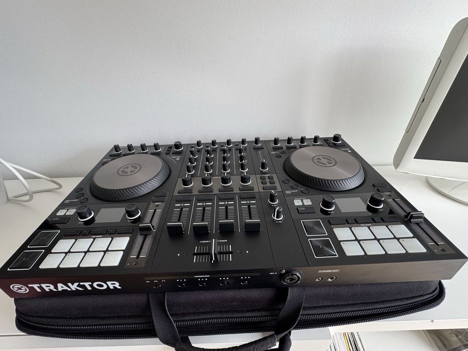 Traktor Kontrol S4 MK3 + Mala Magma