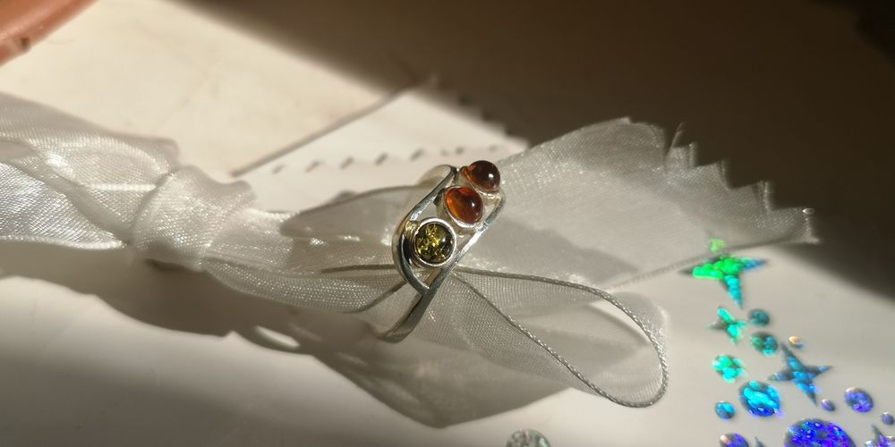 srebrny pierścionek z bursztynami pr. 925 waga 2,24