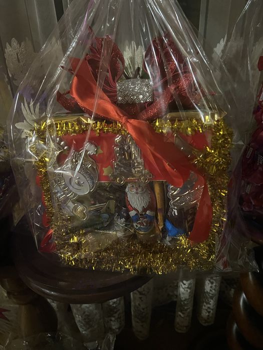 Цікаві, яскраві, новорічно-різдвяні подарунки з цукерок