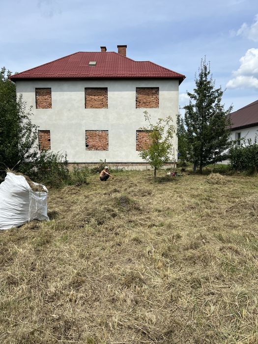 Чистка ділянок зрізання дерев косіння трави демонтаж