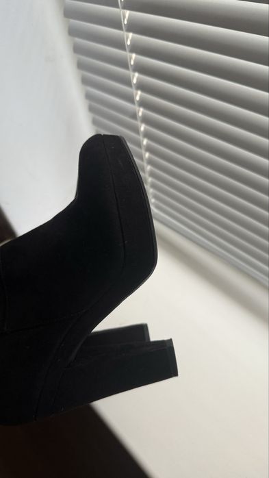 Взуття жіноче, півчоботи на підборах