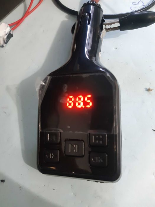 модулятор bluetooth в авто в прикуриватель aux  подключается к радио