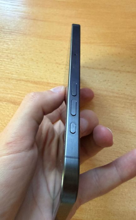 iPhone 15 pro Tytan czarny