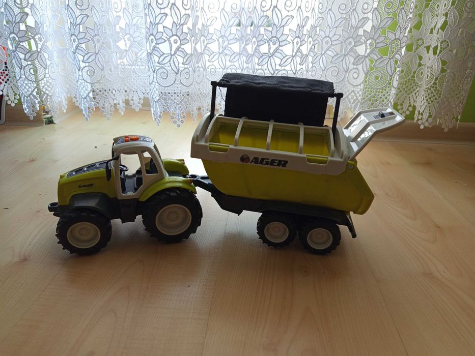 Traktor z przyczepą