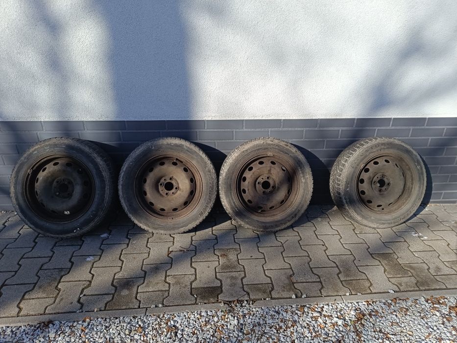 Felgi stalowe R 15 z oponami zimowymi komplet 4 sztuk.