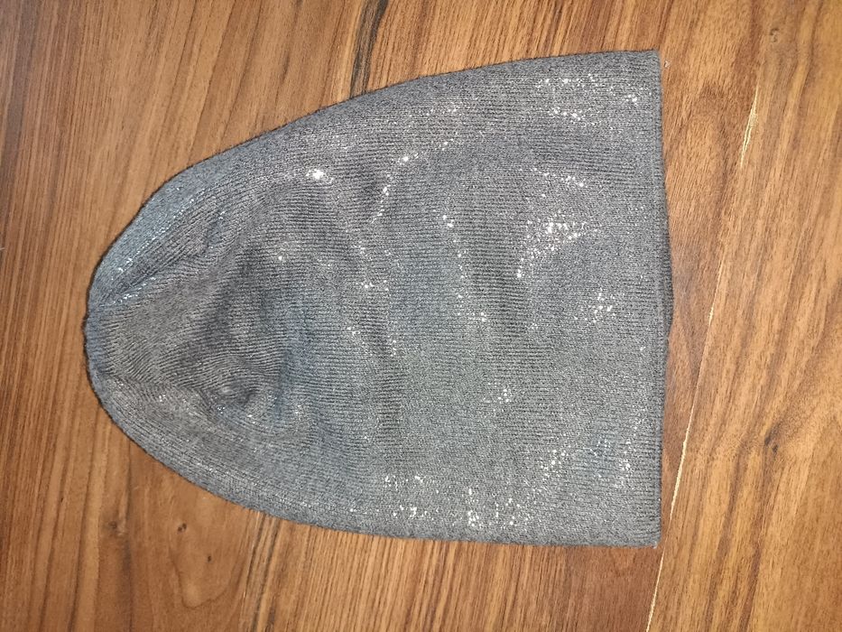 Czapka w kolorze popiel