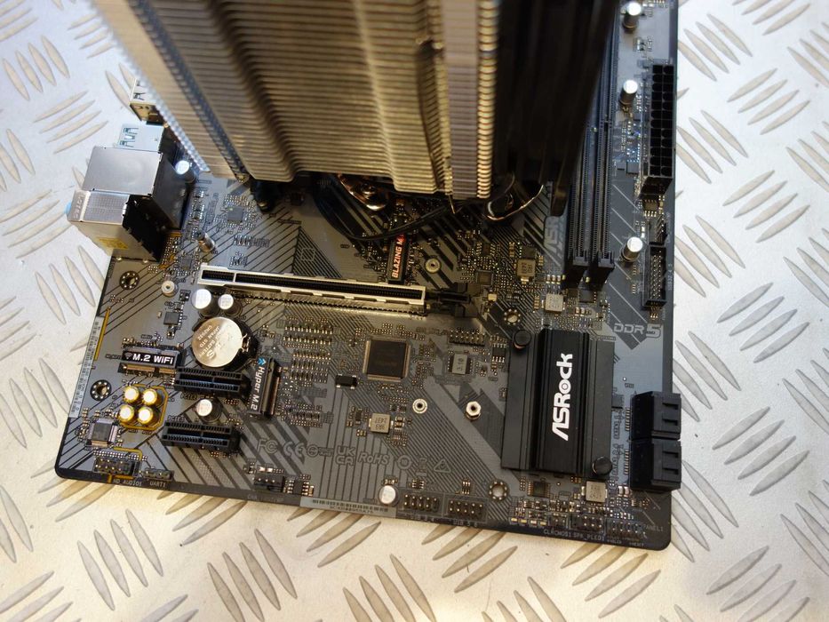 ASRock B650M-H/M.2+ AM5 - DDR5 + AMD Ryzen 8400F + Silentium Fortis 3