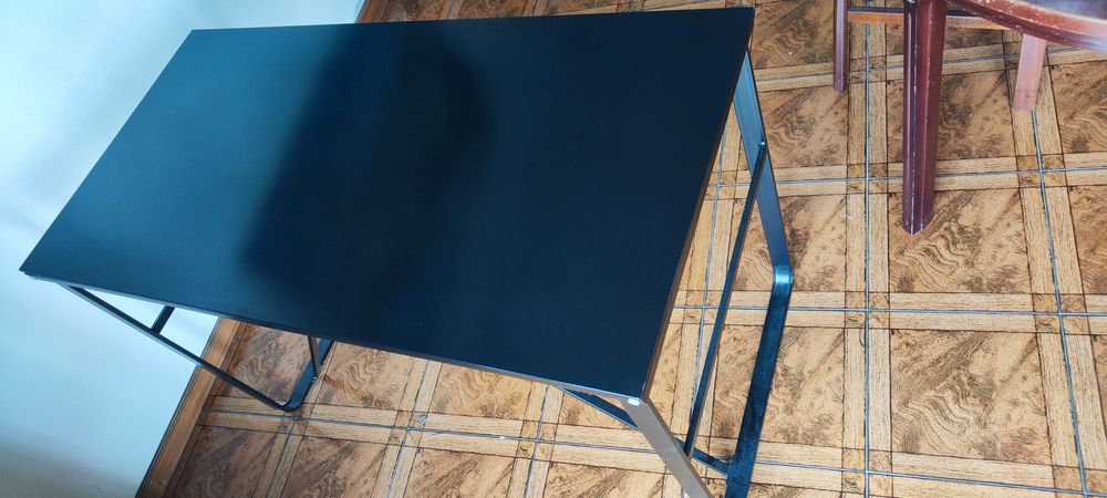 Mesa de escritório em vidro preto