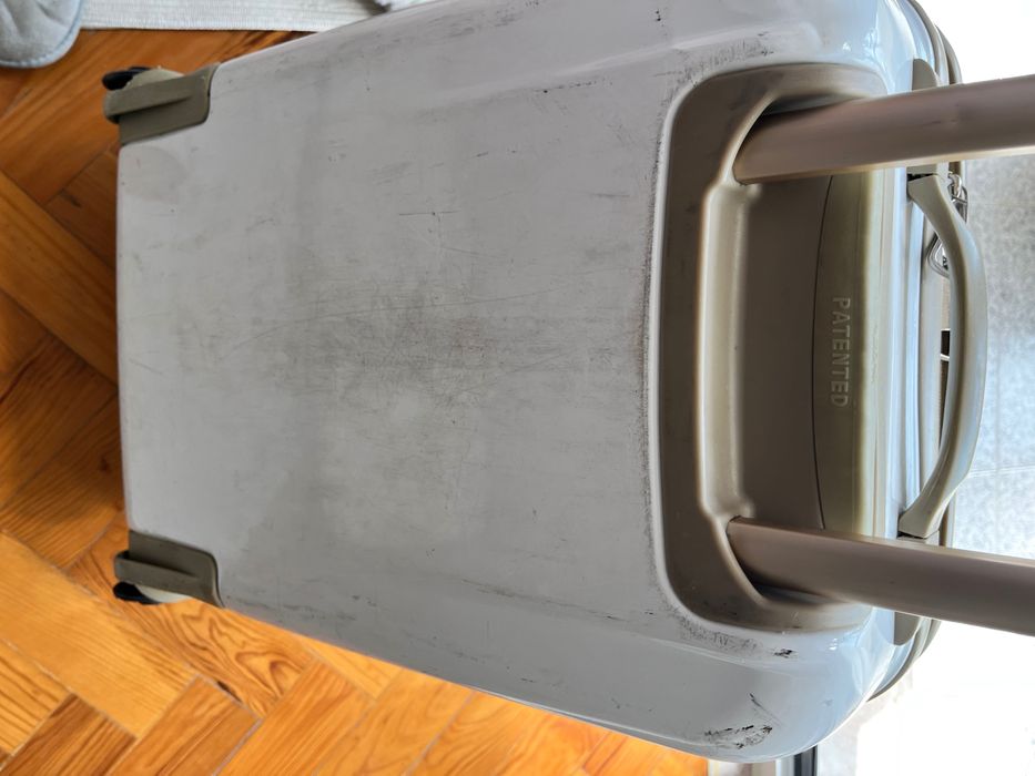 Trolley / Mala de viagem rigida benetton com rodas