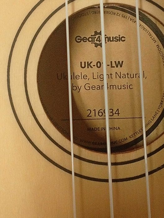 Ukulele novo, com saco e suporte