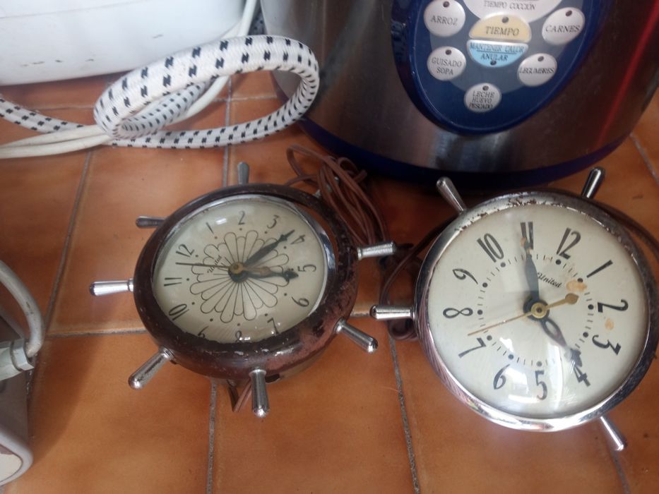 Dois relógios de barco. antigos.