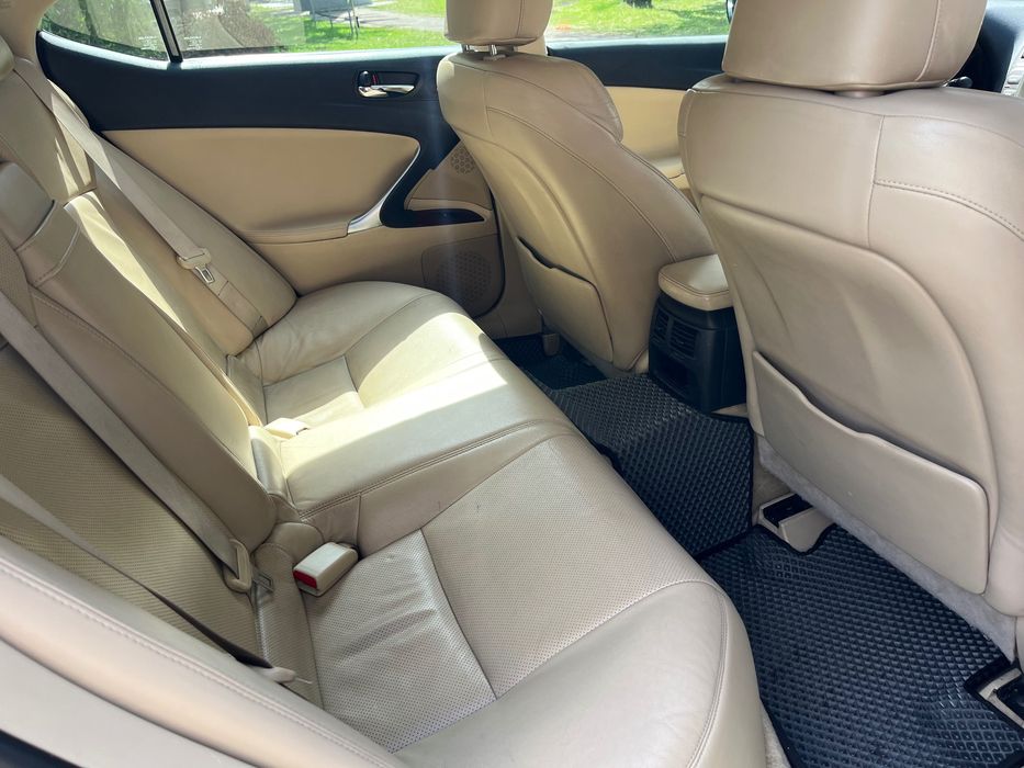 Продам Lexus is 220d