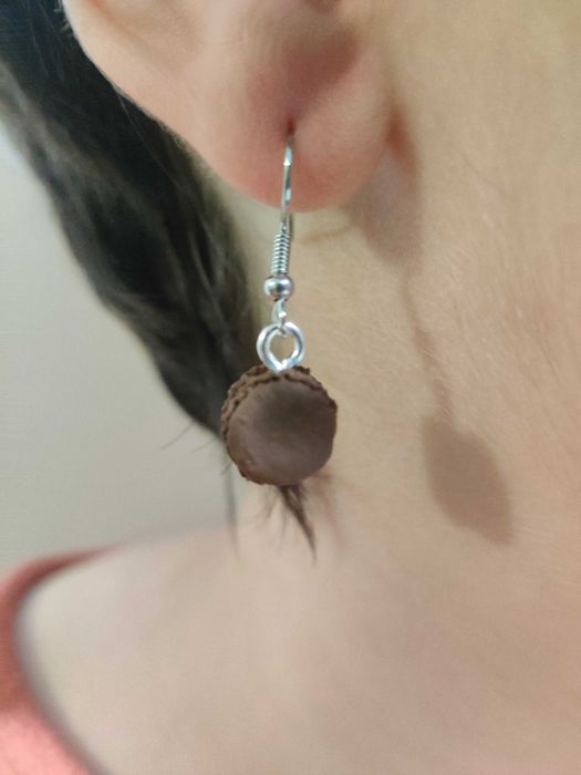 Brincos de macaron castanho