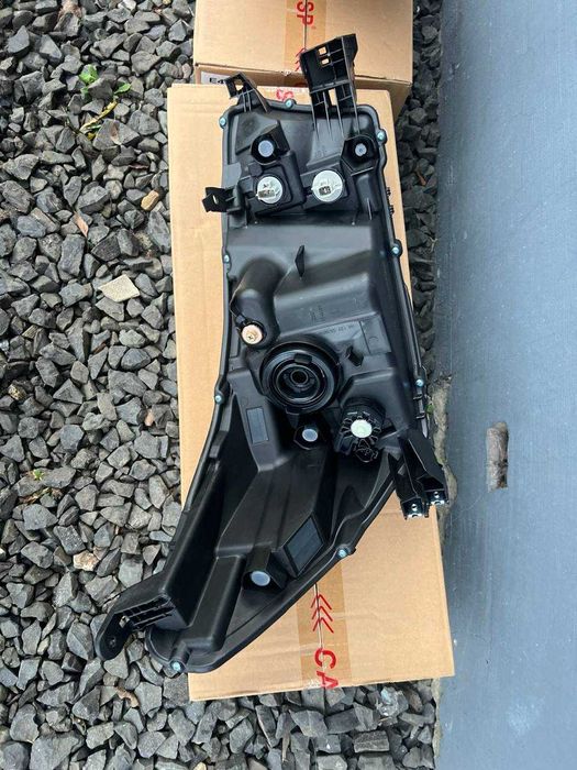 Фара передня Toyota Hilux 2015-2022 року