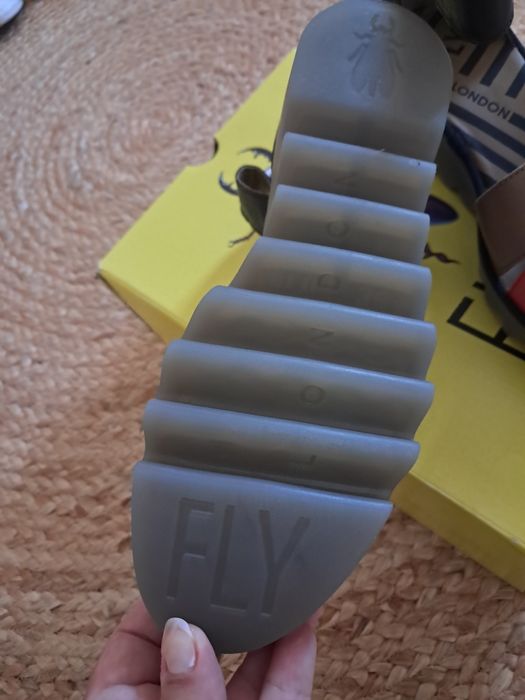 Sandálias fly london