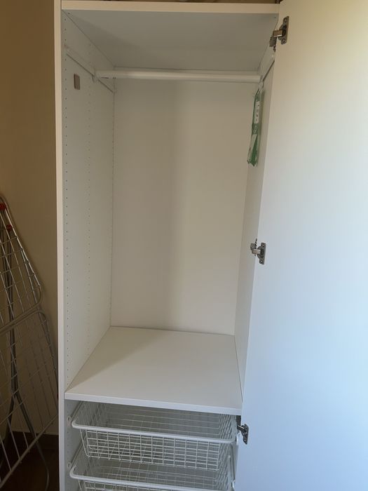 Roupeiro IKEA PAX com cestas de rede