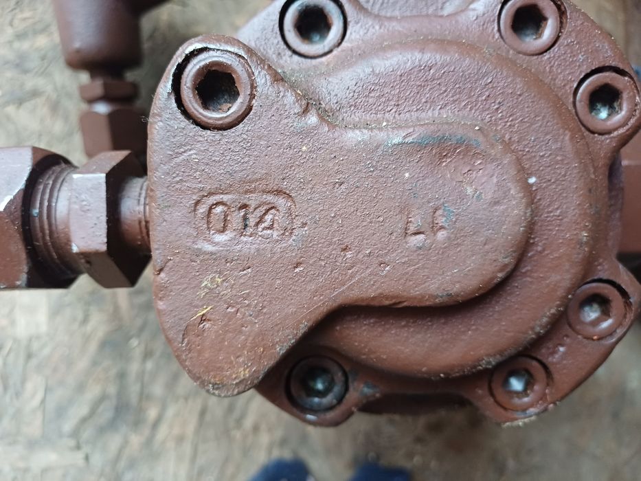 Насос гідравлічний двухпоточний патрон токарний 250мм  клинорейковий