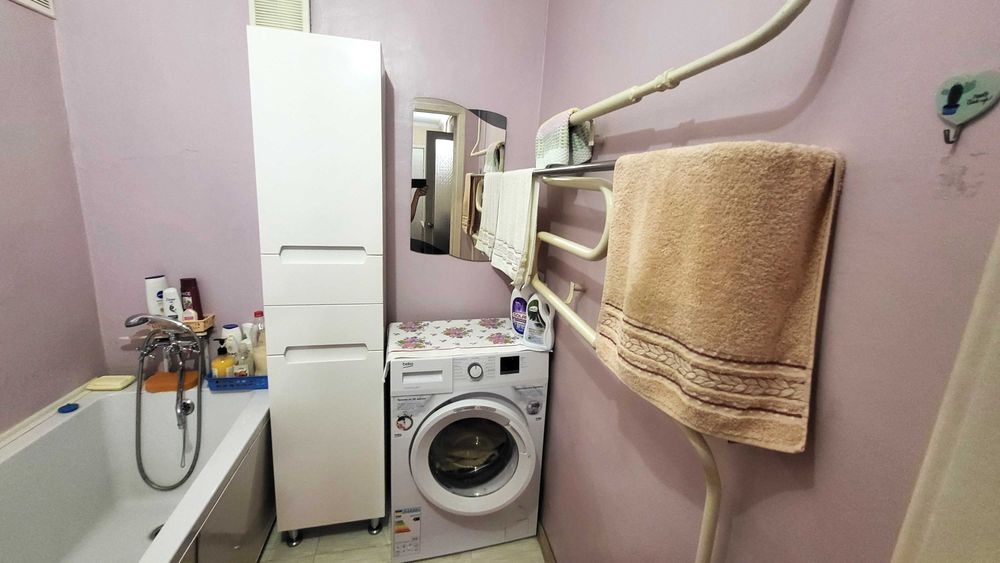 Продаж 2-х к.кв. вул. Сеченова буд. 48/64 заводський район 1/5 поверх високий.