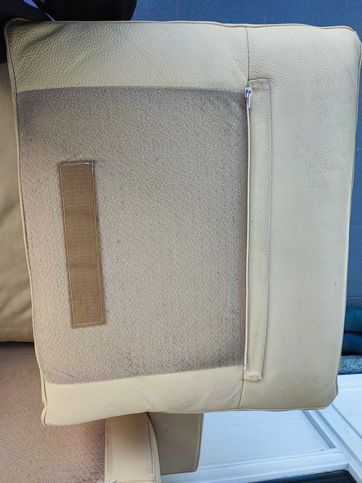 Sofá 2 Pessoas Em Couro Bege