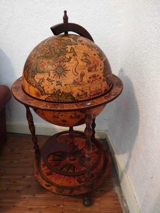 Armazenamento de garrafas e copo em formato de globo