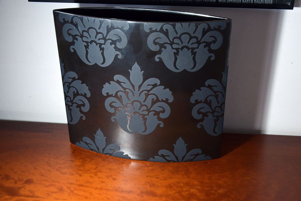 Jarra preta e castanho escuro