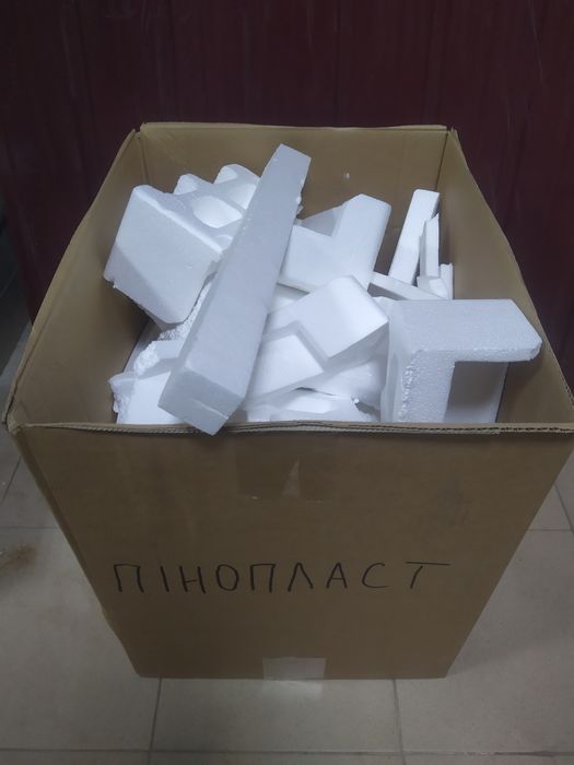 Шматочки пінопласту, пінополістиролу