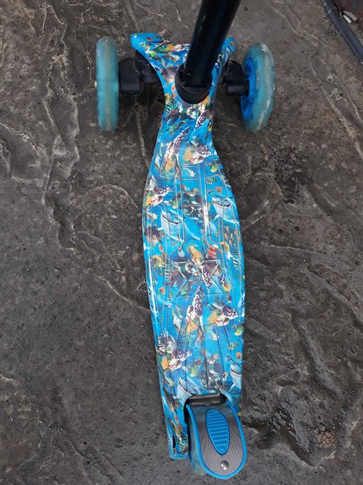 Дитячий трьохколісний самокат