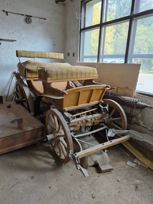 Bryczka eksponat drewniane koła