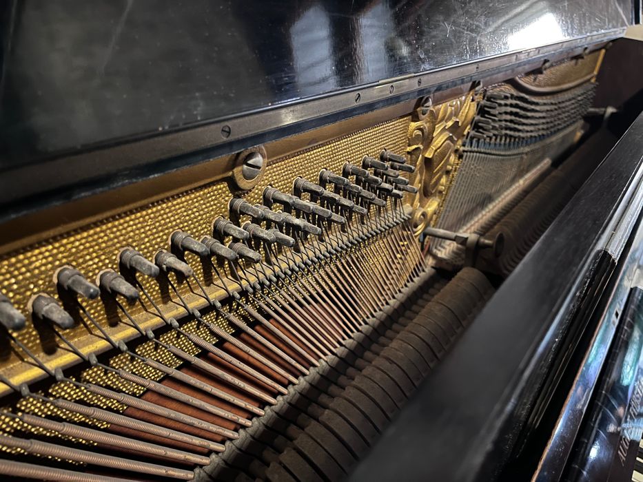 Pianino August Förster Löbau ok. 1930 r. | nr seryjny 62301 | pełna żeliwna rama