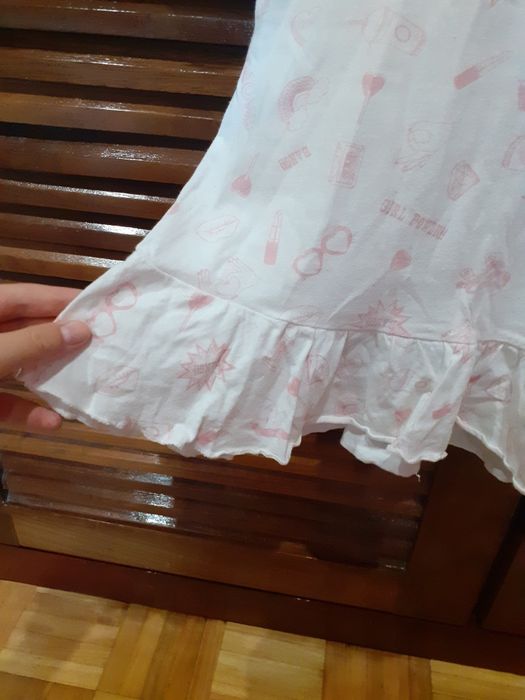 T-shirt branca com desenhos fofos rosas