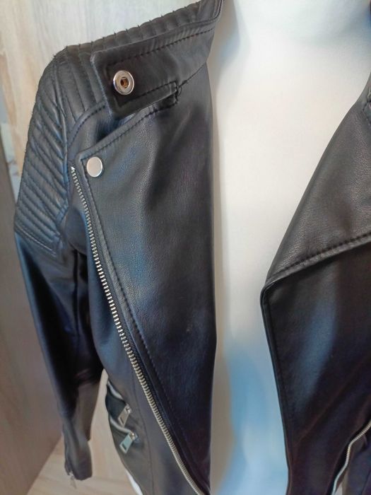 świetna czarna ramoneska z zamkami