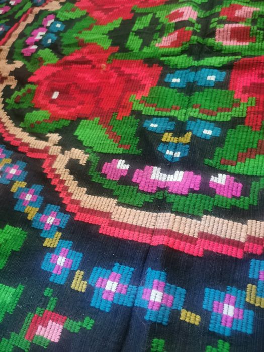 Ludowy dywan kilim w róże wełna