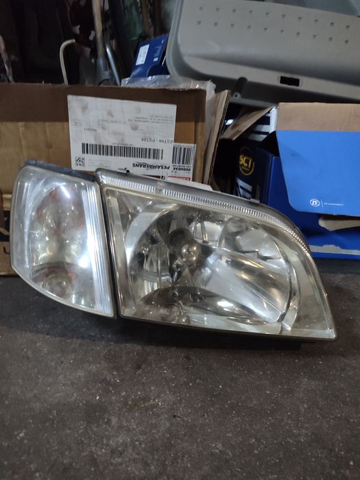 Farol direito Mitsubishi spacestar 2002